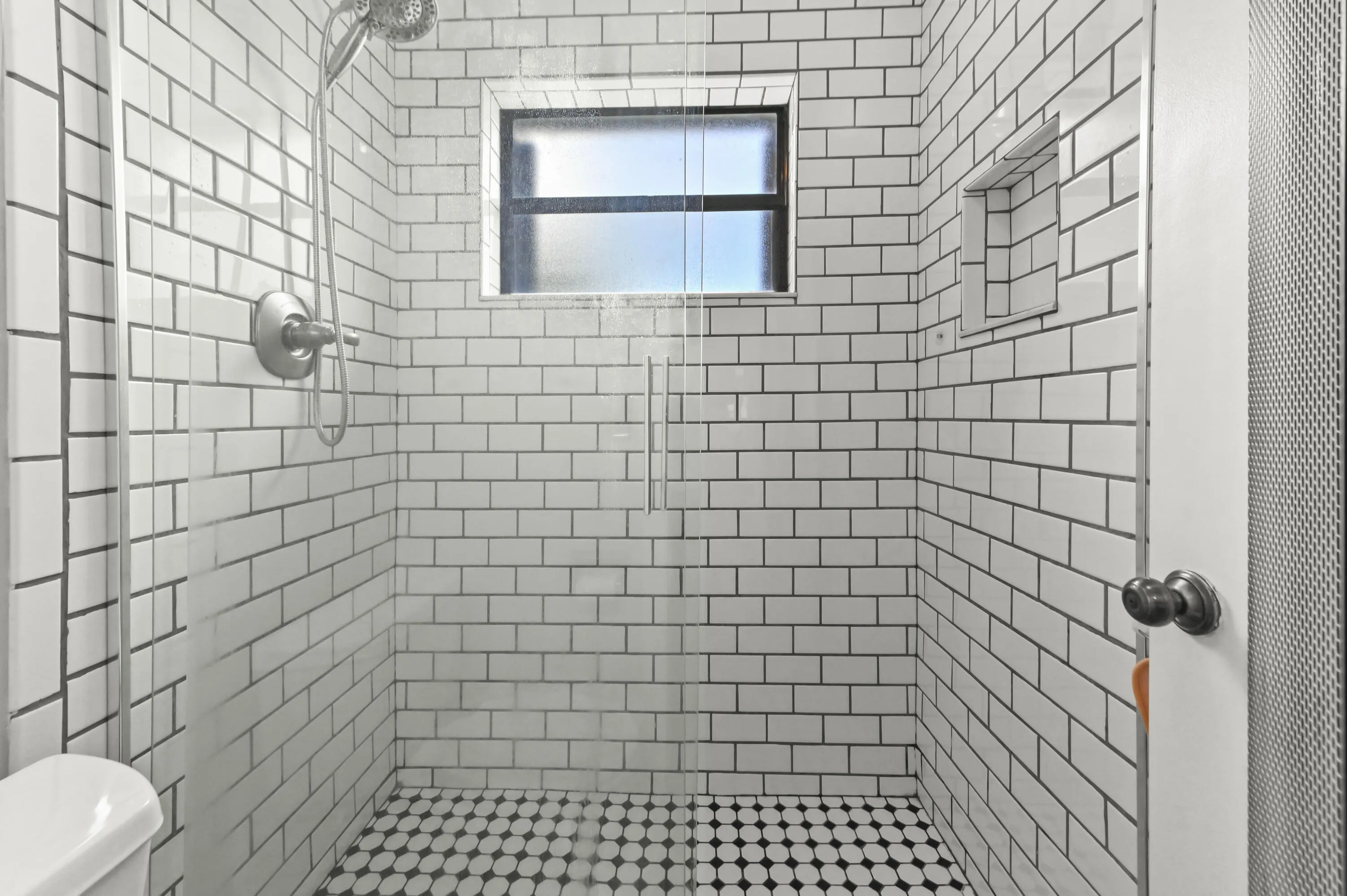 19 Bathroom 02