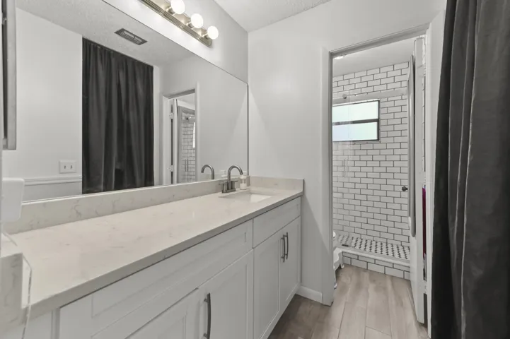 18 Bathroom 02