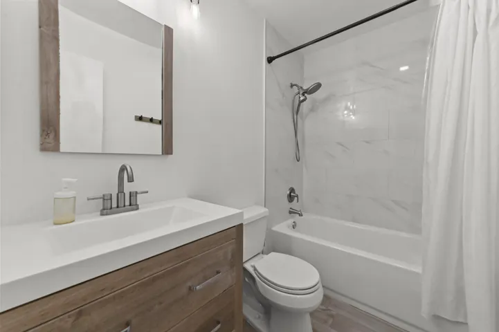 15 Bathroom 01