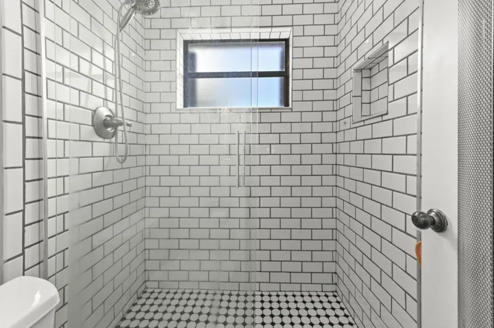 19 Bathroom 02