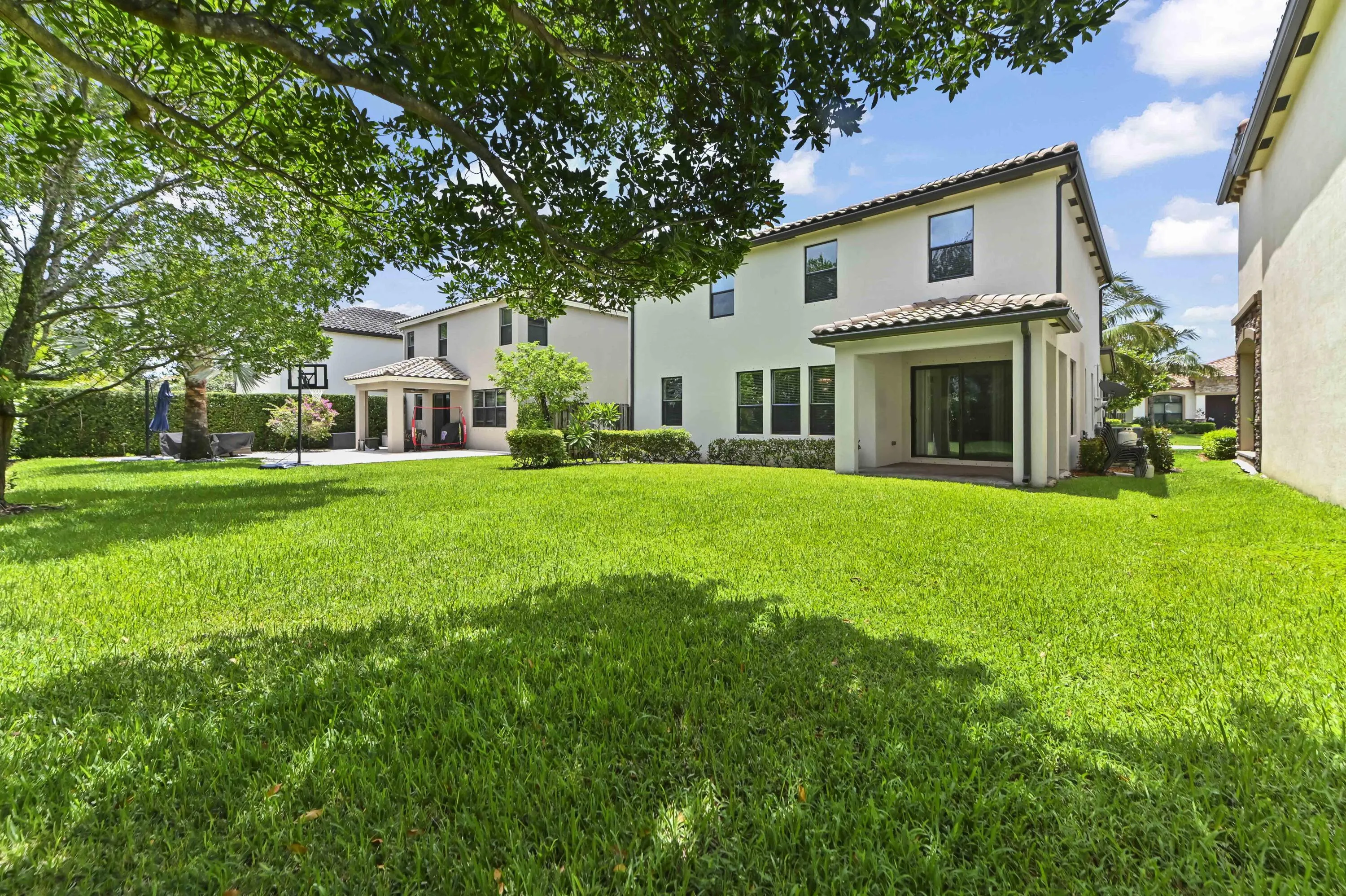34 Backyard 01