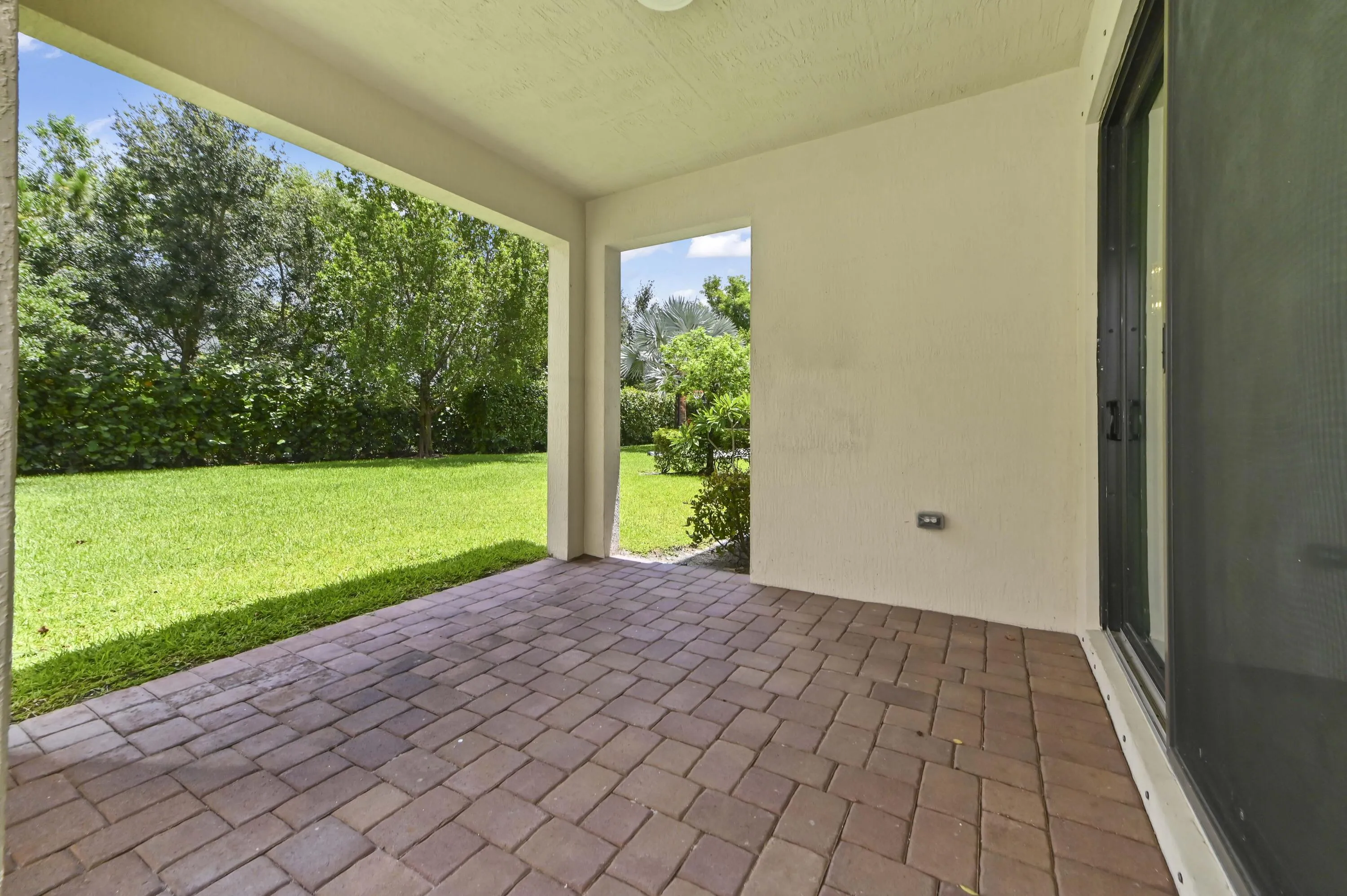 33 Patio 01