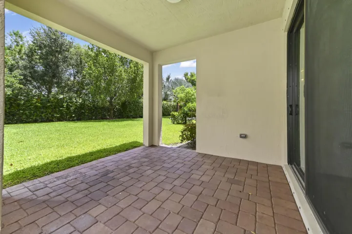 33 Patio 01