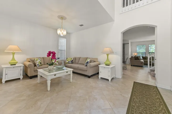 30 Family Room 01