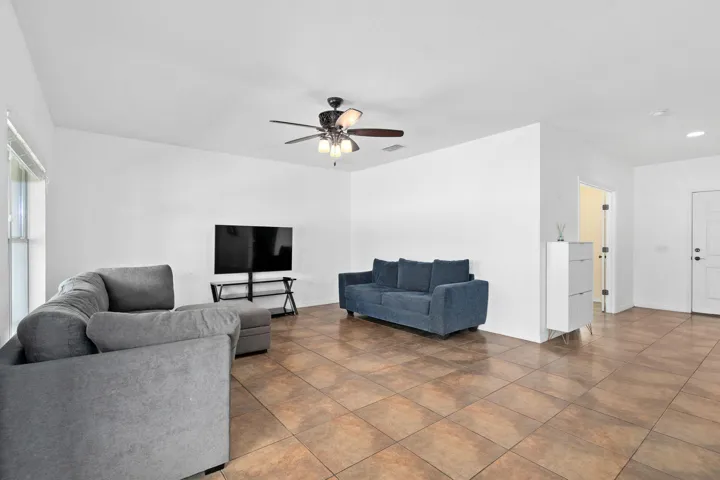 15-web-or-mls-4156 Key Colony Pl-6