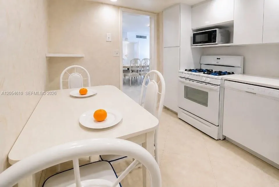 SPACIOUS EAT-IN KITCHEN WITH NATURAL GAS OVEN RANGE