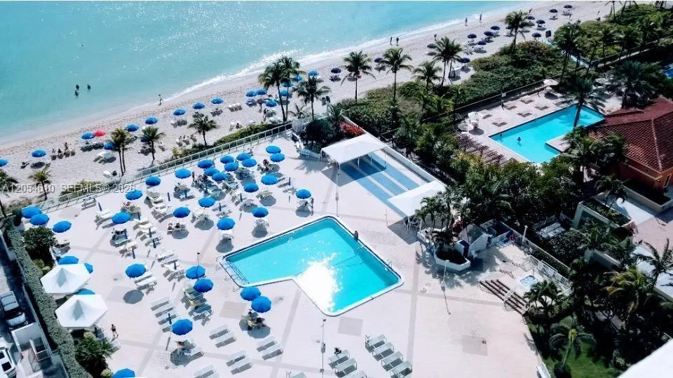 FULL SUNNY RESORT -STYLE POOL