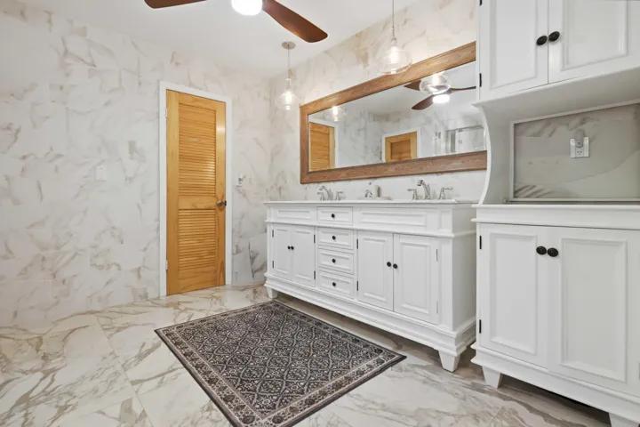 Double Sinks. Walk in Closet