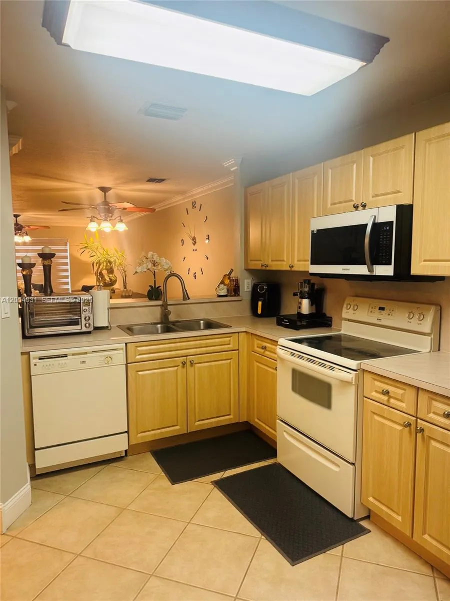 Bar area to kitchen