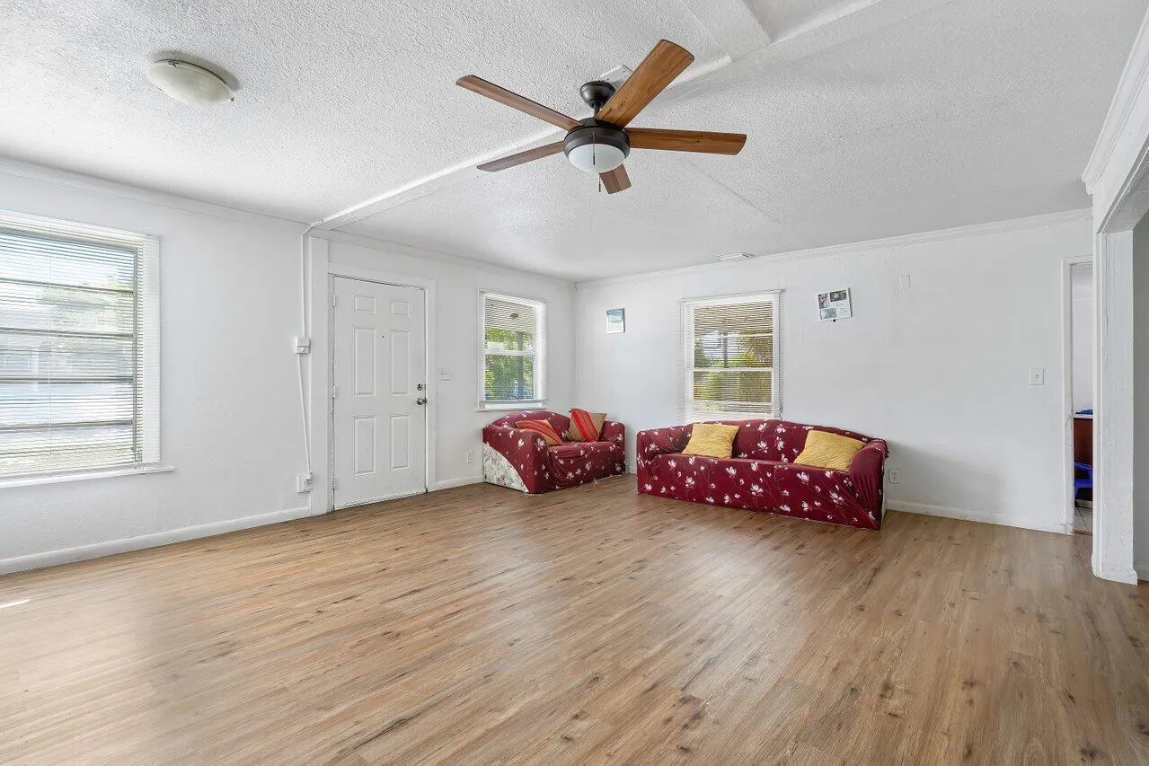 006-92143rdStreet-WestPalmBeach-FL-33407