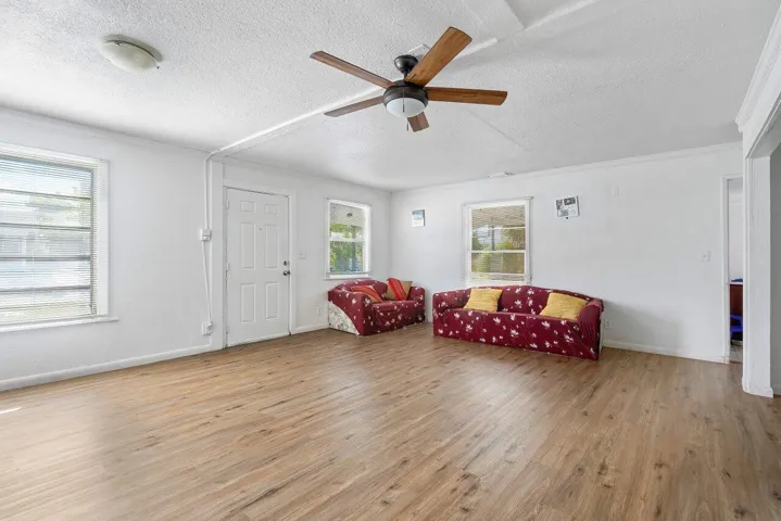006-92143rdStreet-WestPalmBeach-FL-33407