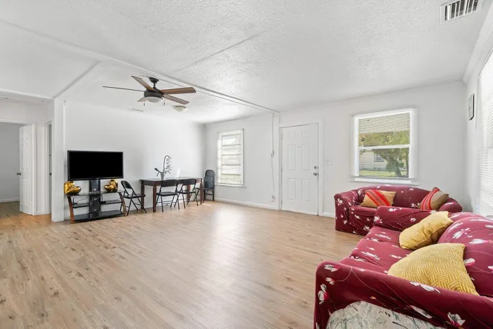 005-92143rdStreet-WestPalmBeach-FL-33407