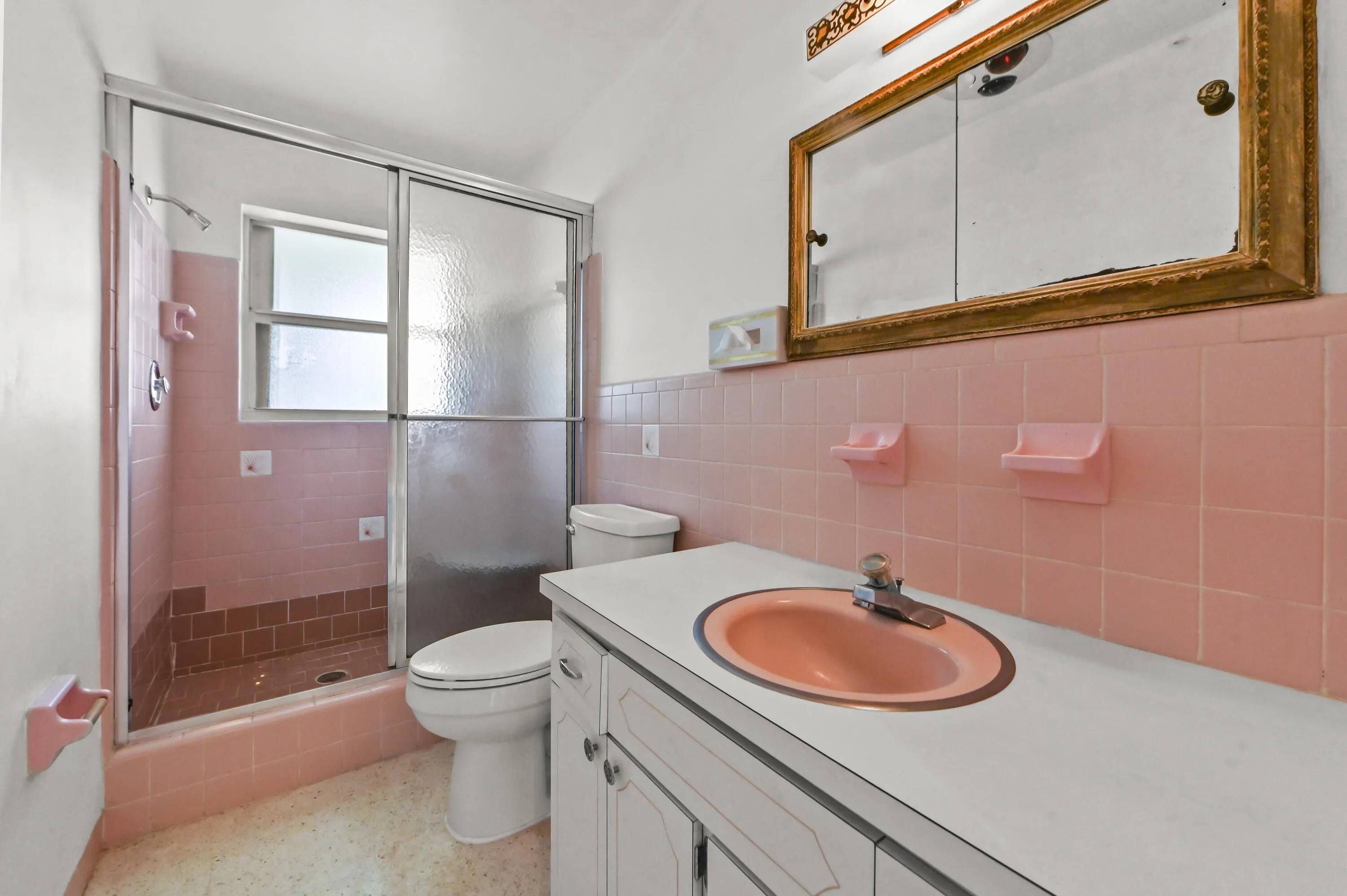 17 Bathroom 01