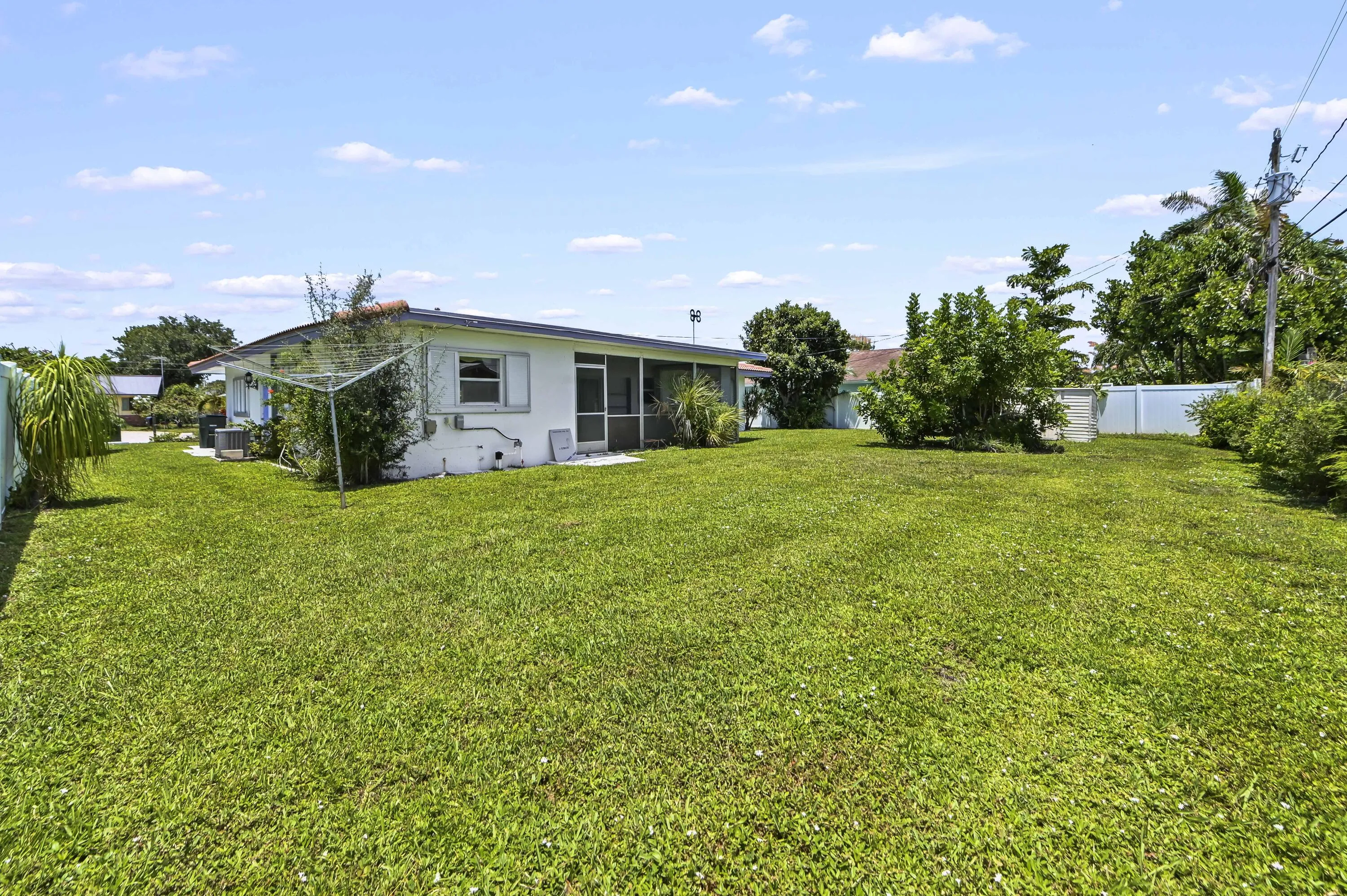 27 Backyard 01