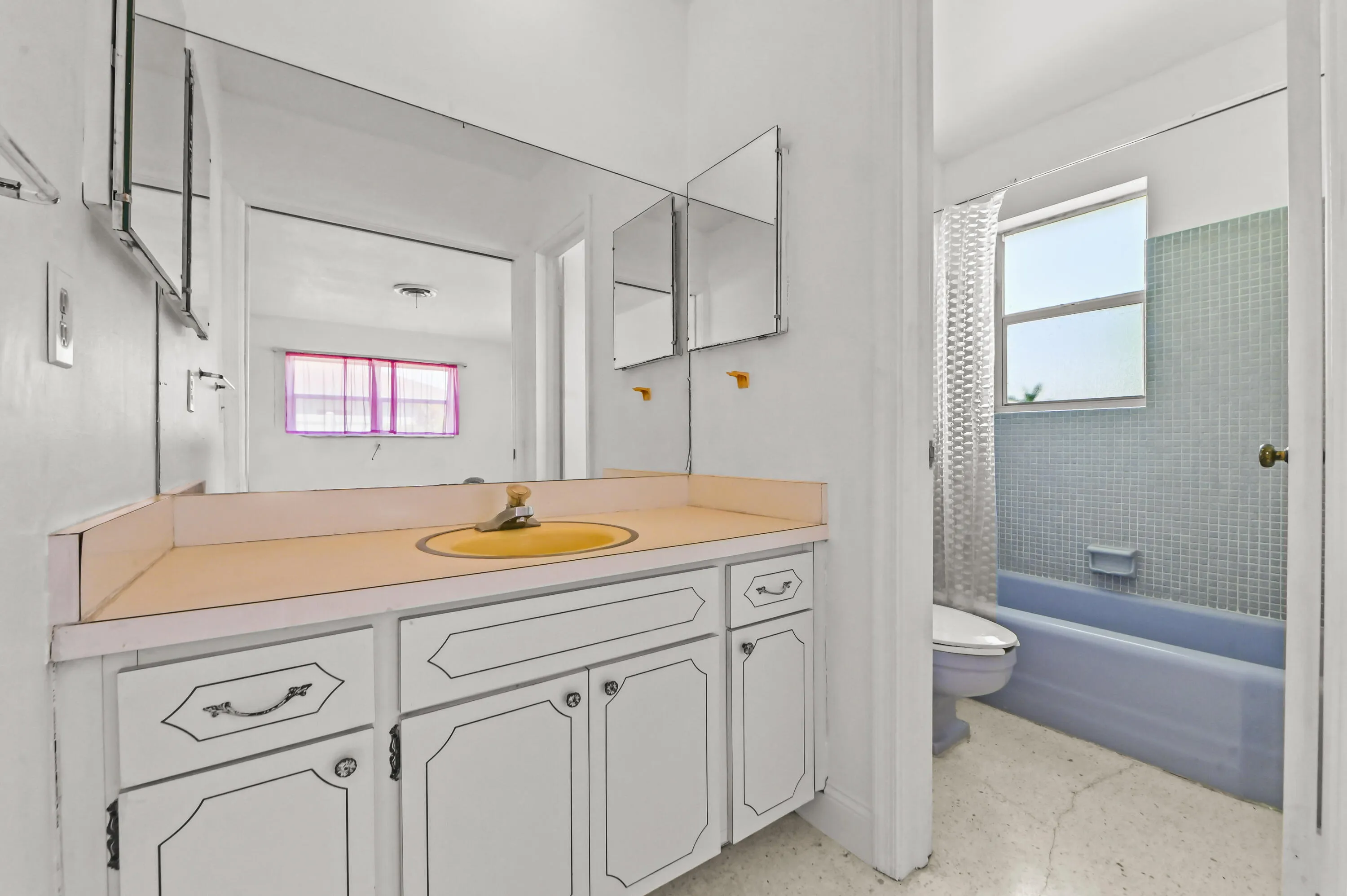 24 Bathroom 01
