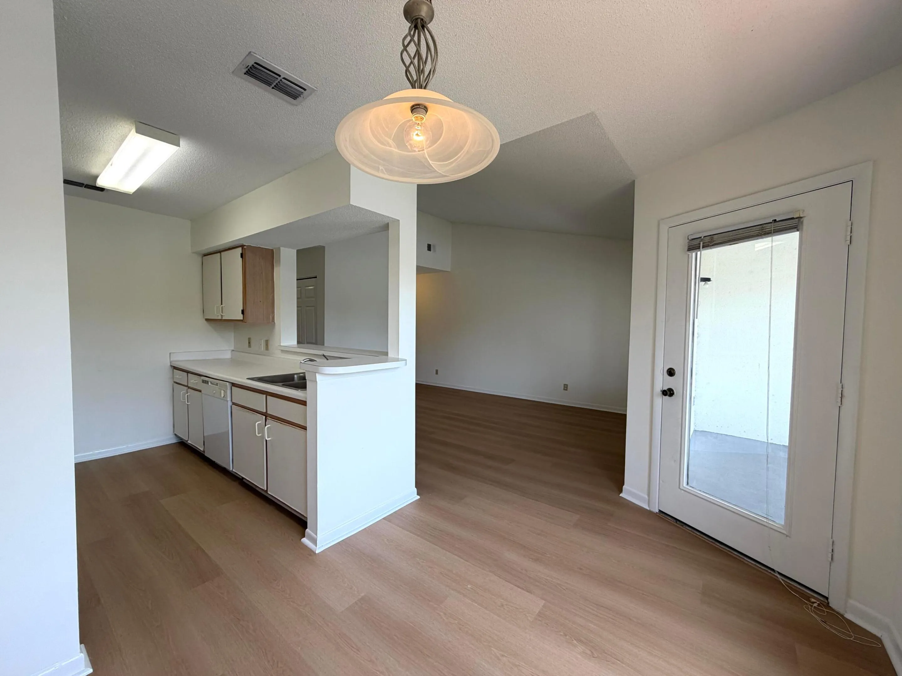 DINING/KITCHEN