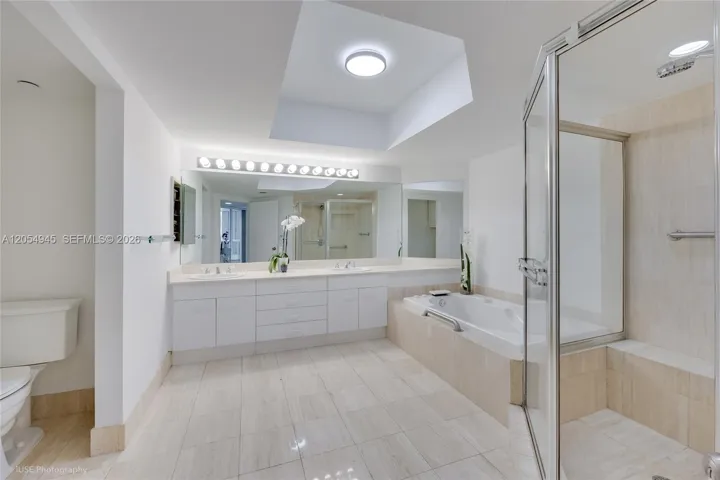 Master Batroom, double sink, tub, shower