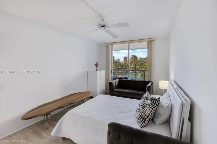 2nd bedroom looking the pool