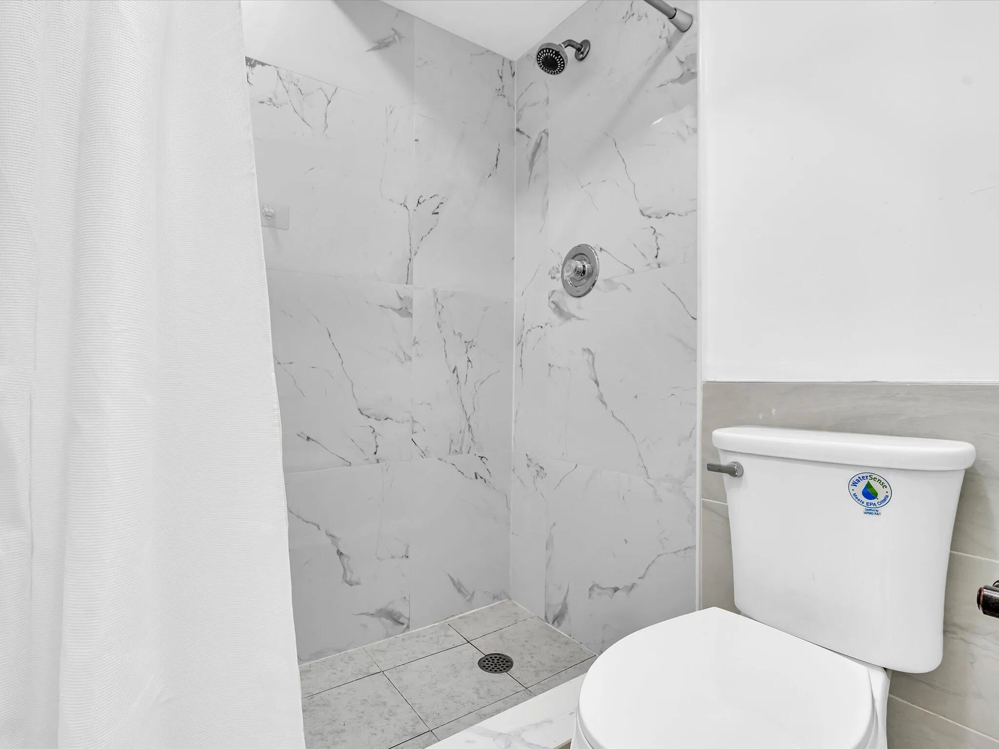Bathroom 4'11" x 5'5"