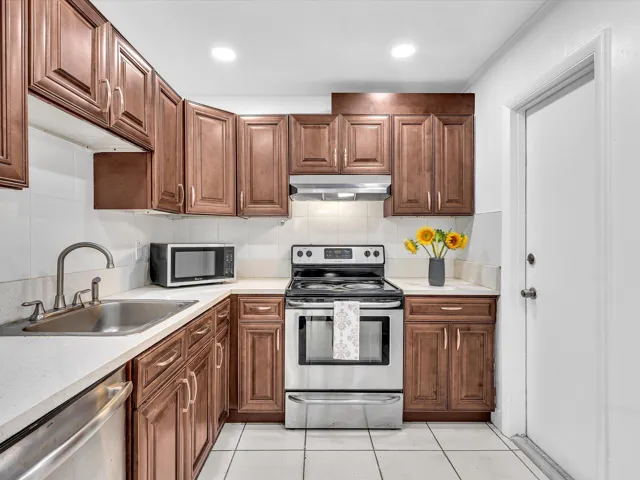 Kitchen 7'10" x 7'6"