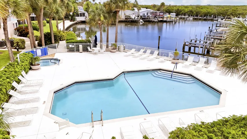 Pool with Hot tub