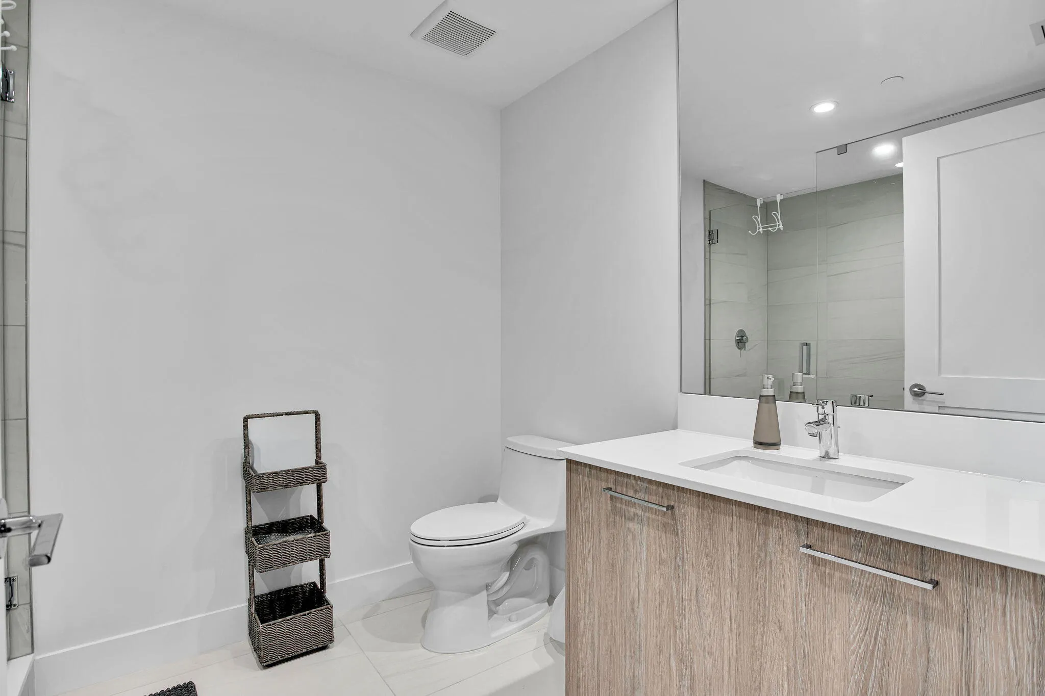 Den Full Bath