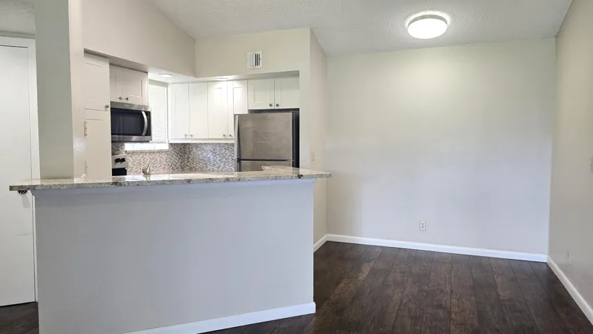 928_Kitchen w Dining Area2