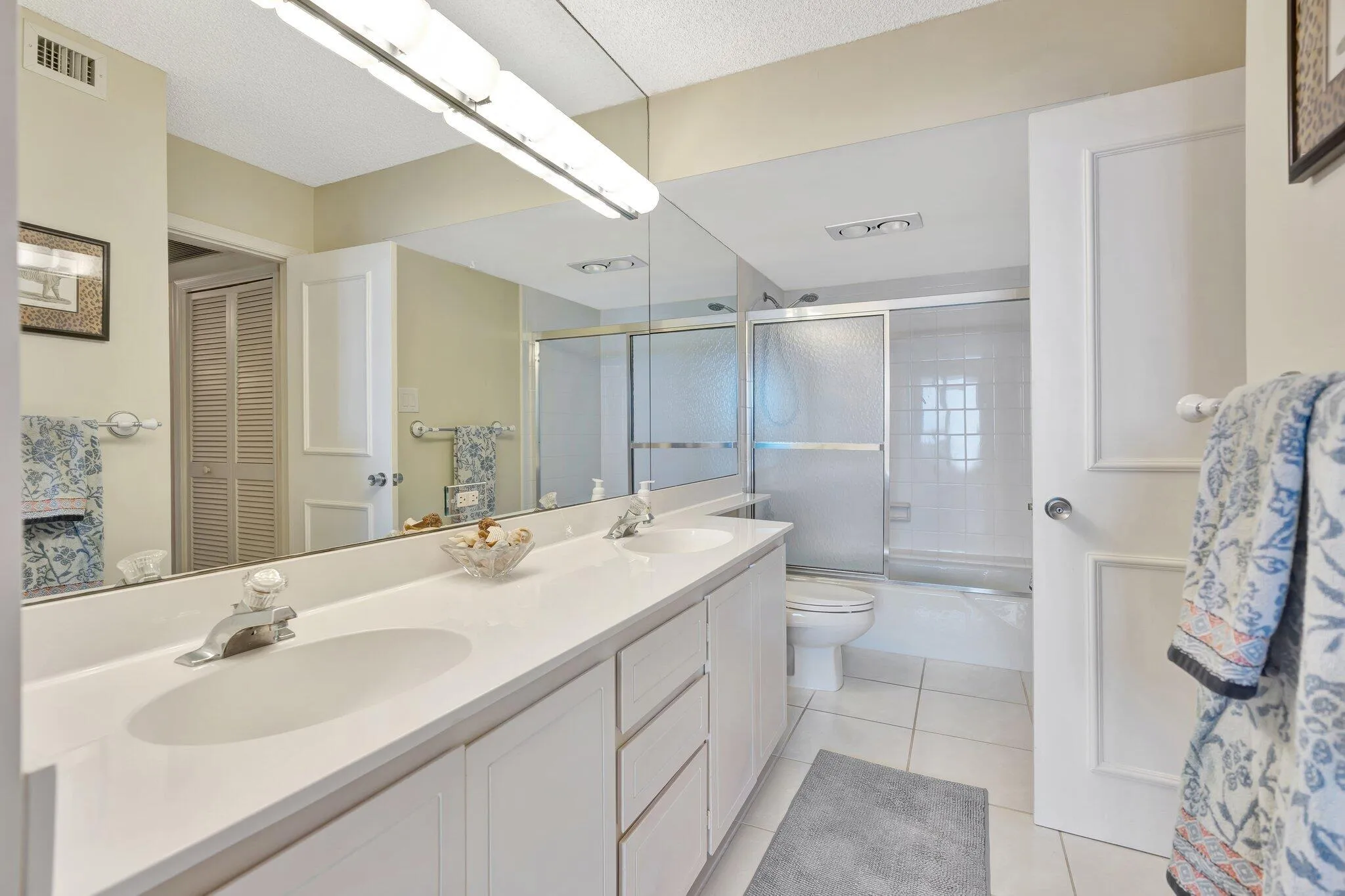 Access from hall and guest en suite