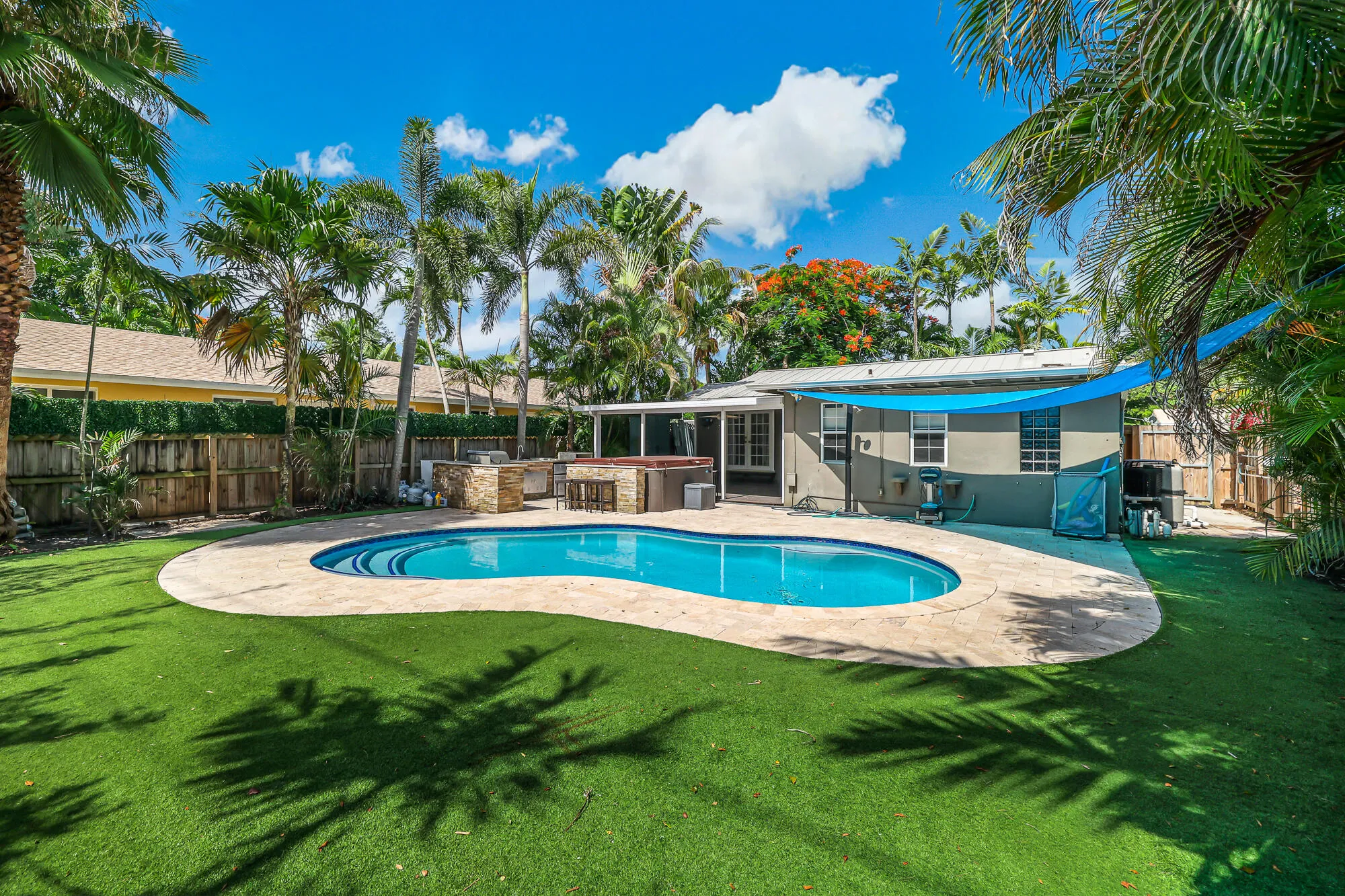 Amazing backyard Oasis, pool, hot tub, and outdoor kitchen