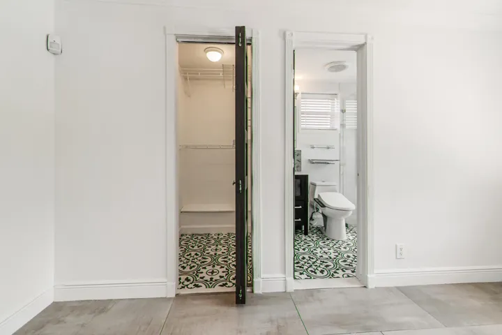 Primary bdrm: closet, bath