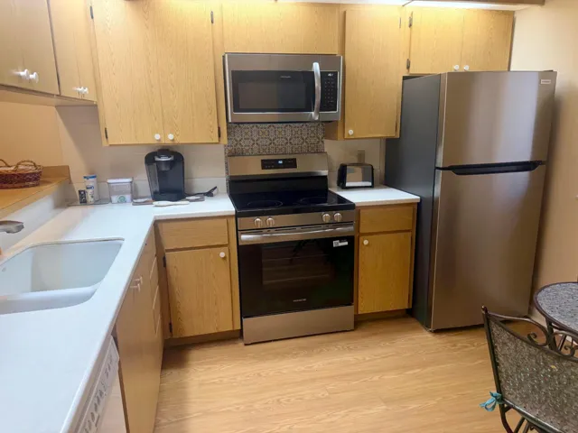 KITCHEN NEW FRIG