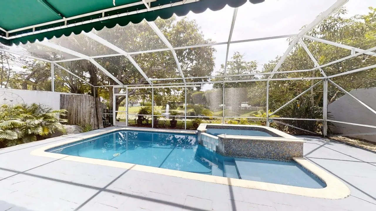Pool w heated spa
