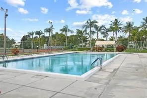 Lakeside Green Large Pool