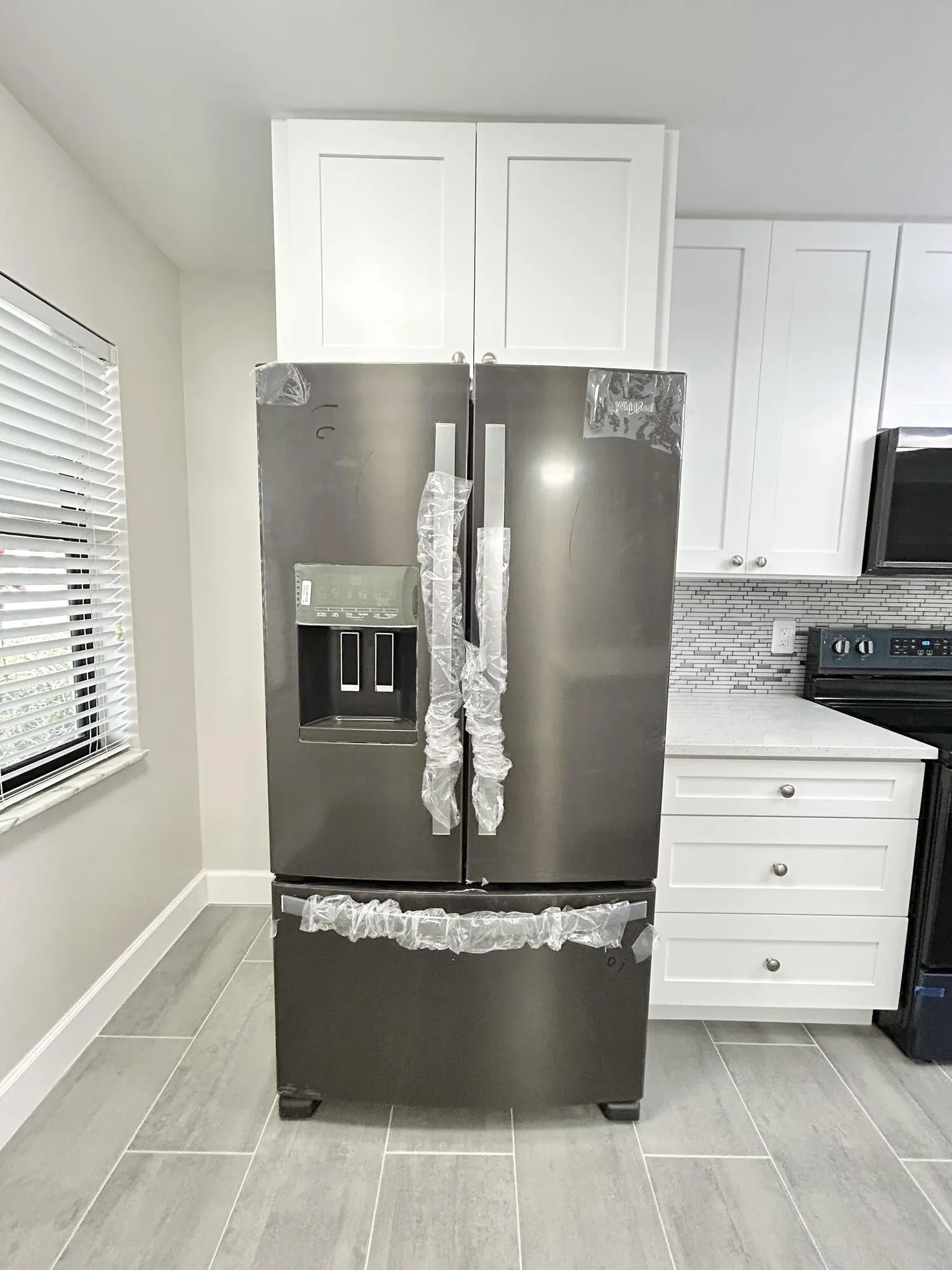 REFRIGERATOR W ICE AND WATER