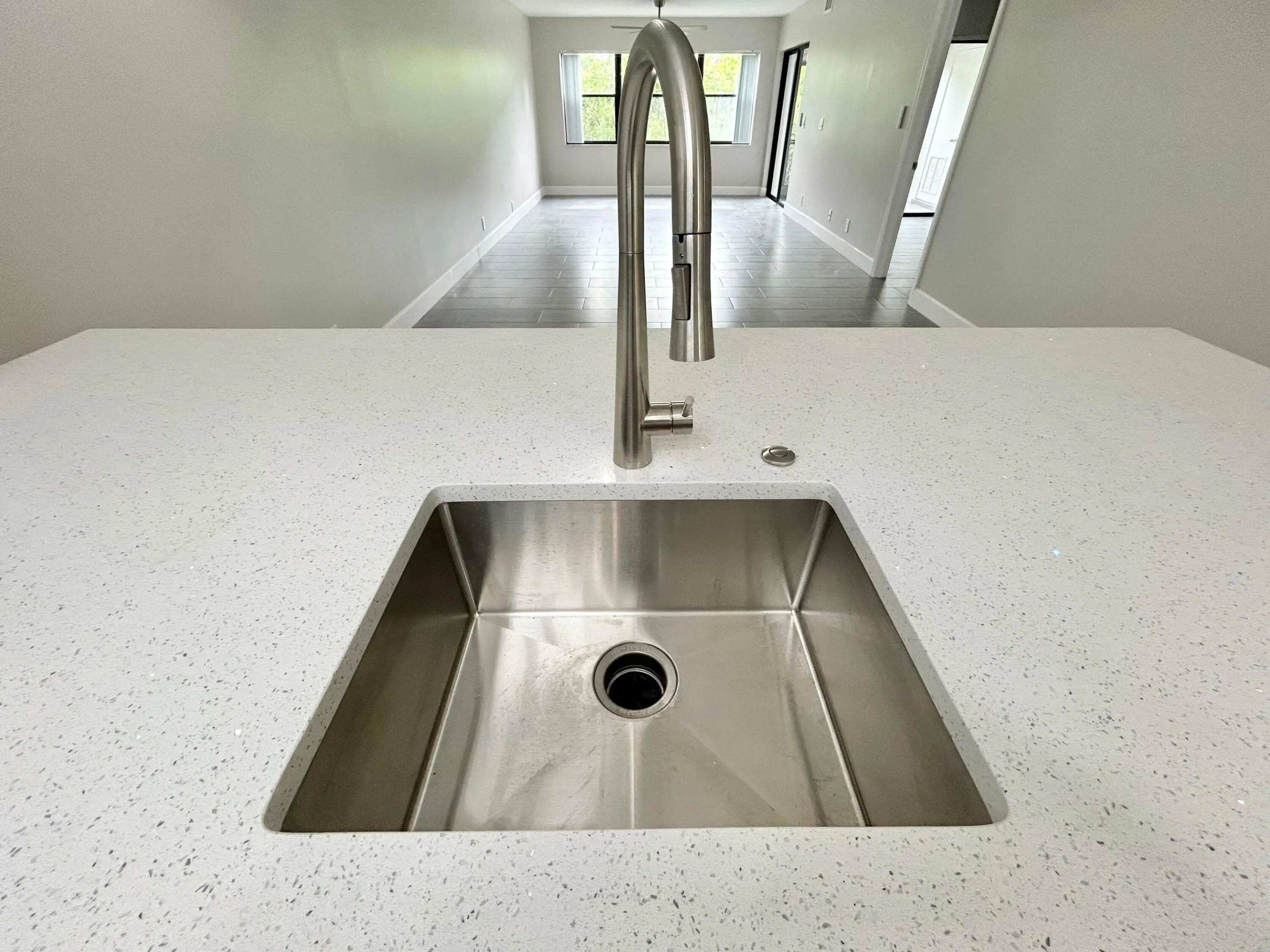 DEEP SINGLE SINK WITH DISPOSAL