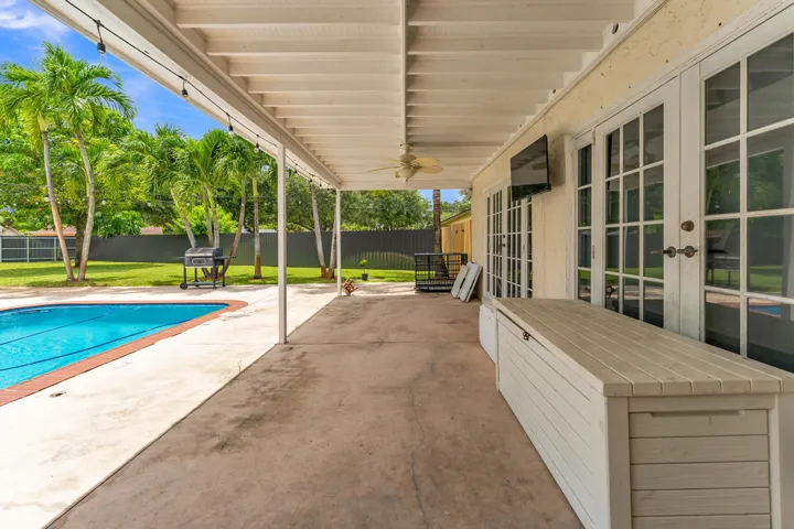 Covered patio featuring a concrete surface, ceiling fan, and string lighting