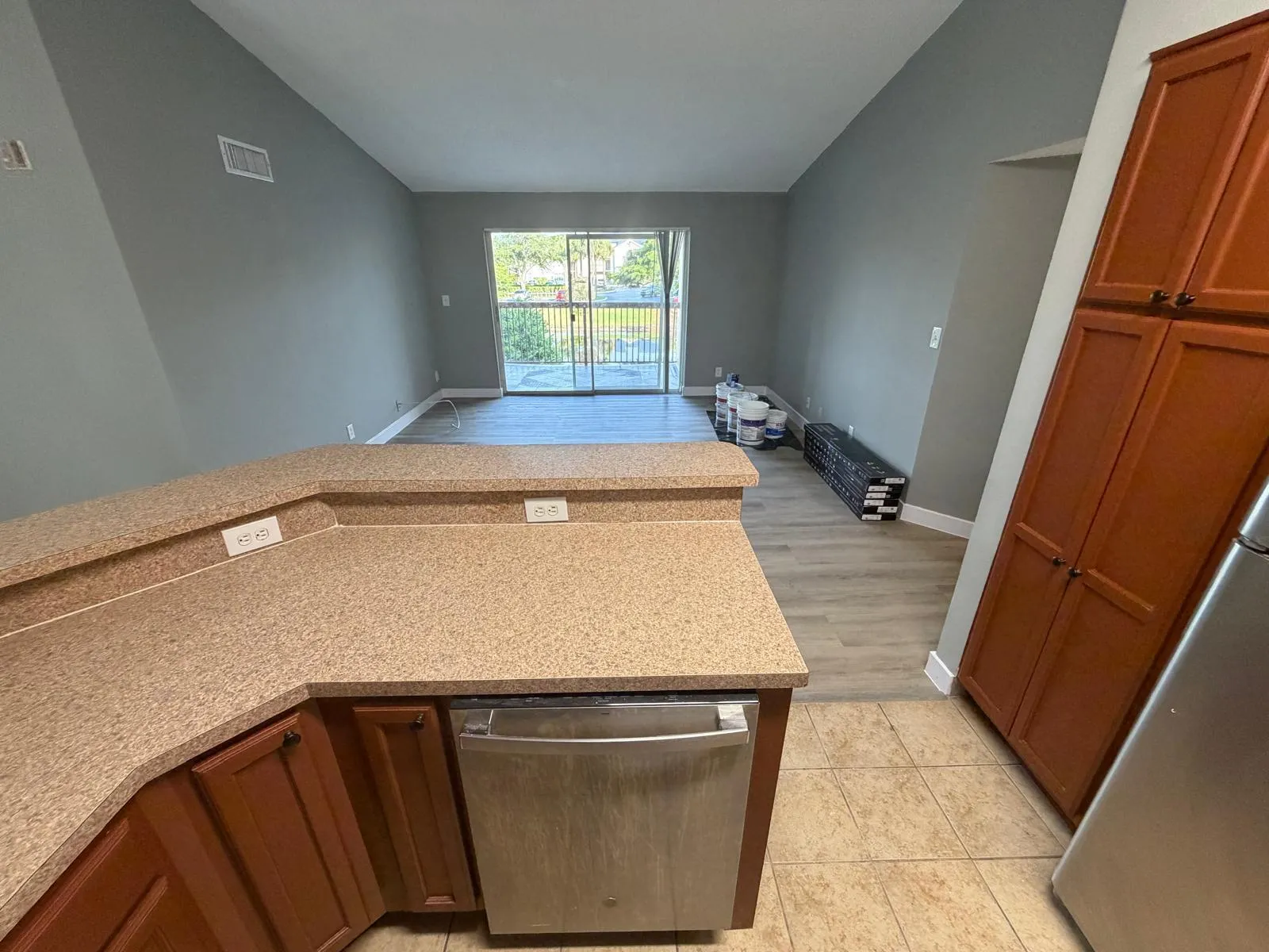 Kitchen counter with integrated dishwasher