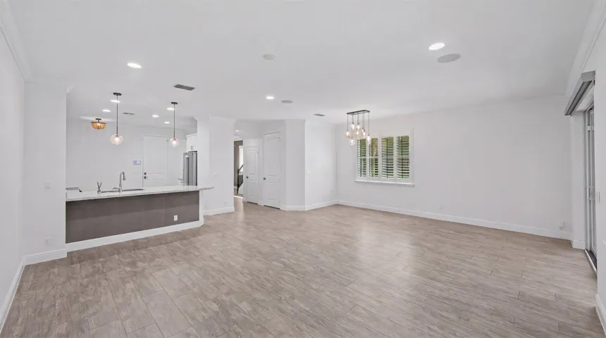 10-15600 Italian Cypress Wy