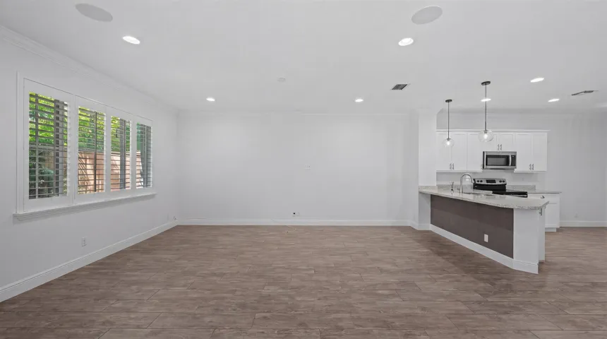 09-15600 Italian Cypress Wy