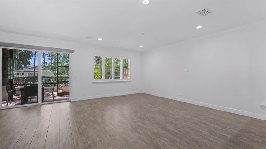 08-15600 Italian Cypress Wy