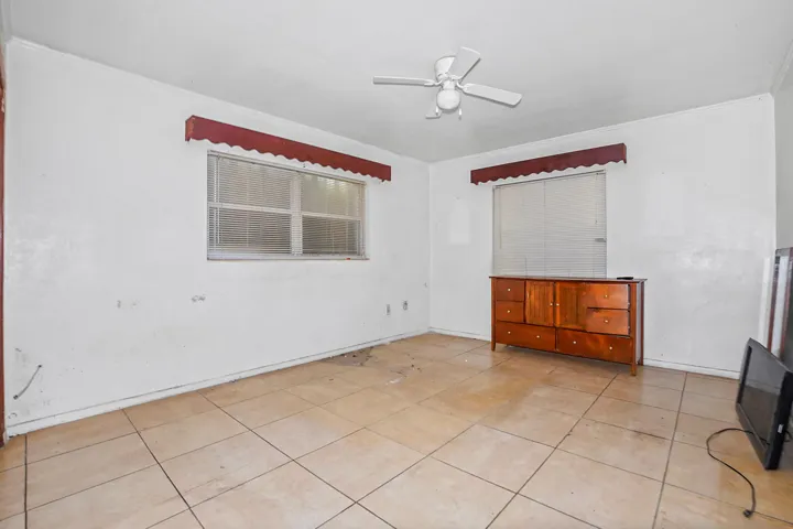 11 Bedroom 01