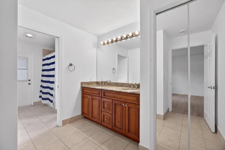 Second bathroom/cabana bath
