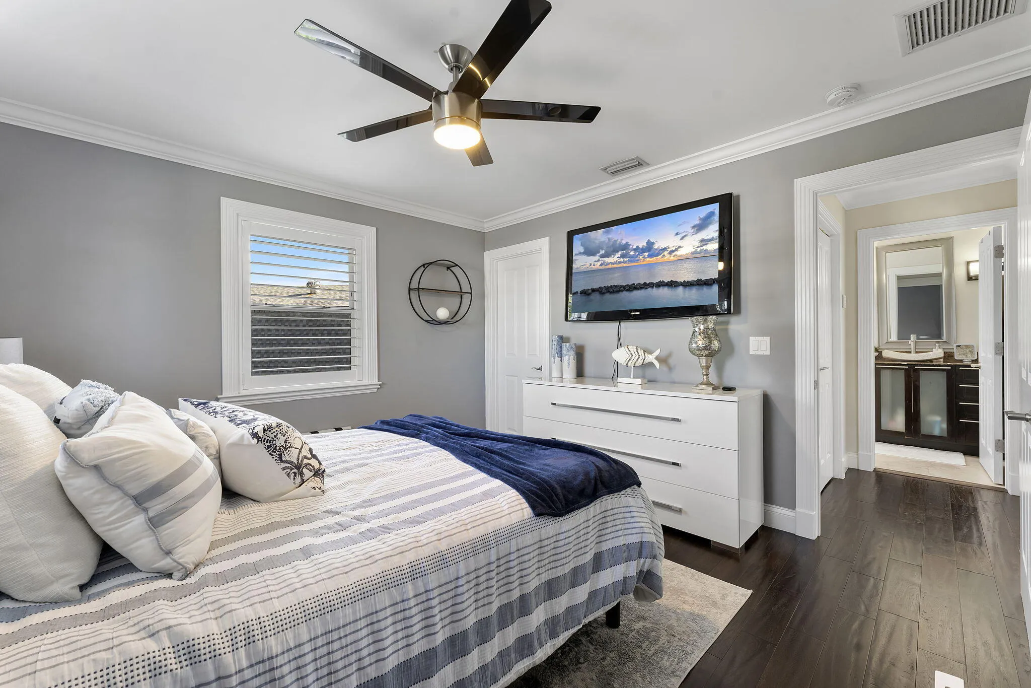 Guest bedroom 2 w/ en-suite and walk-in closet