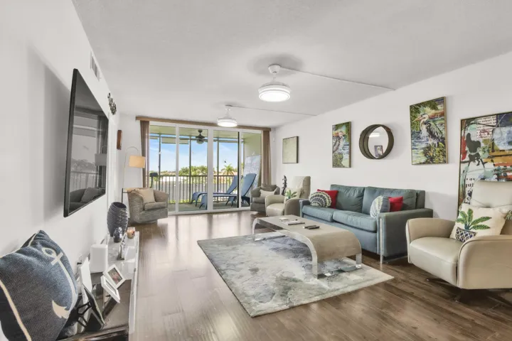 3000 NE 48th Ct-16