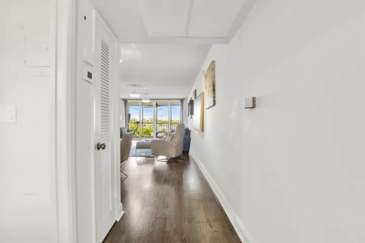 3000 NE 48th Ct-11
