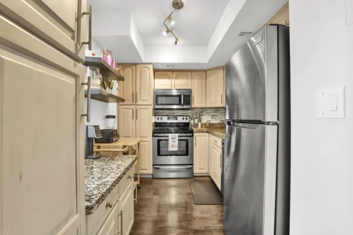 3000 NE 48th Ct-13