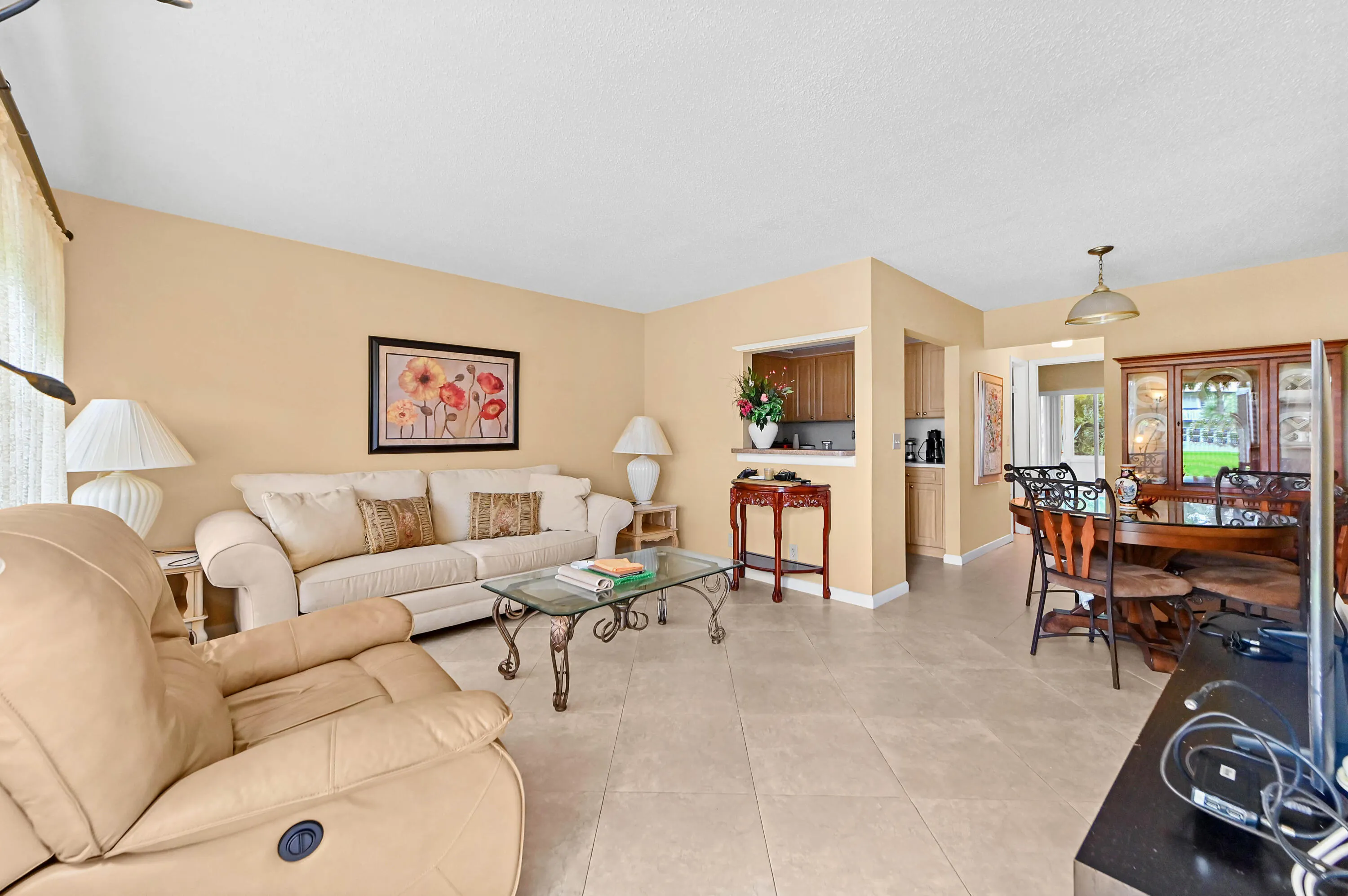 05 Living Room 01