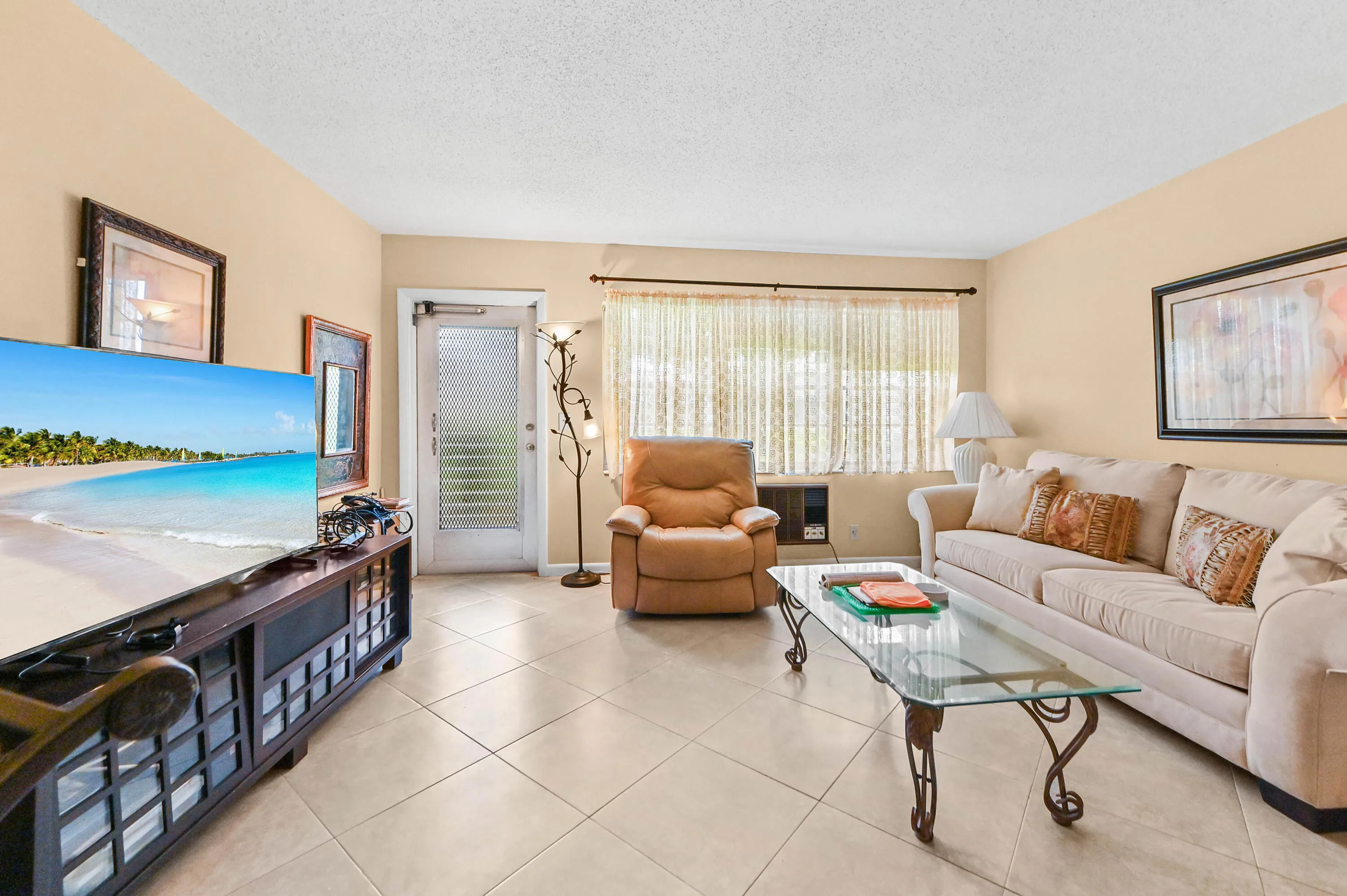 06 Living Room 02