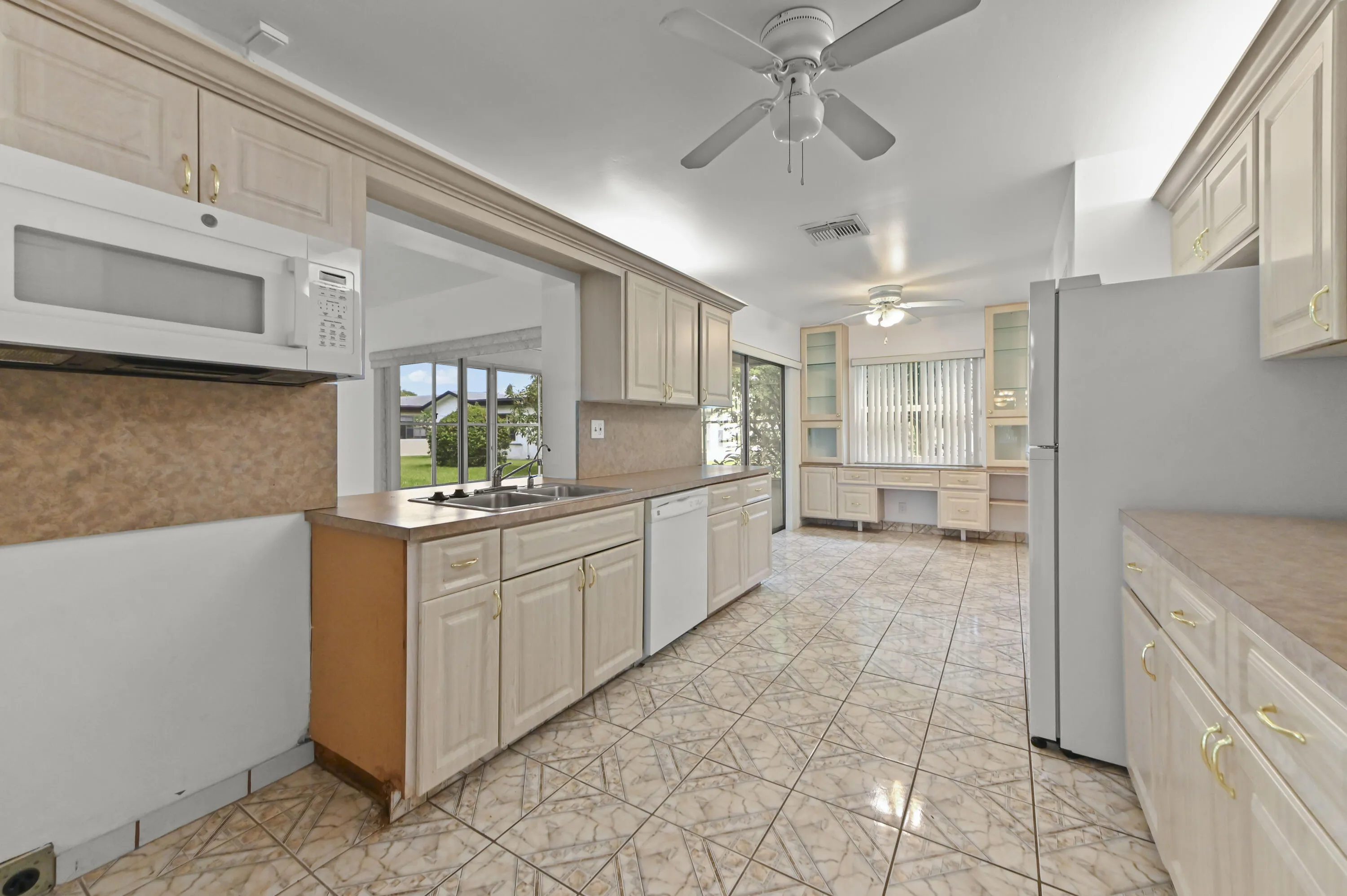 12 Kitchen 01
