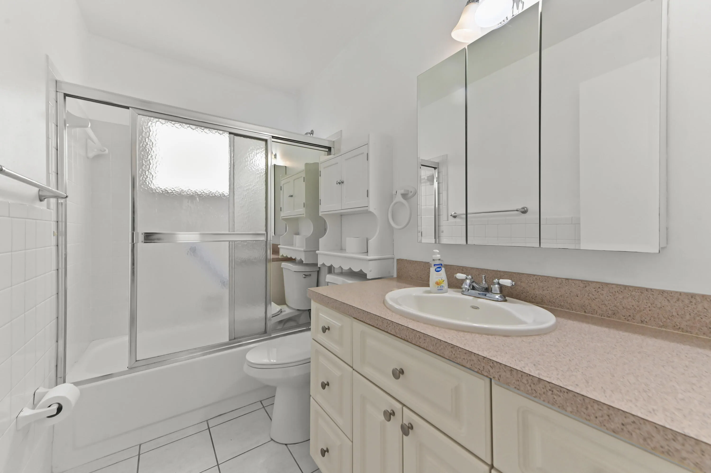 17 Bathroom 01